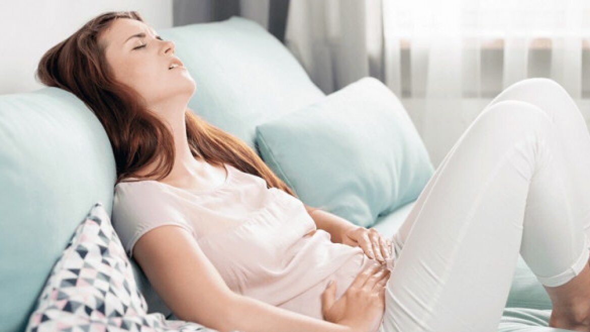 "Perasaan sering campur aduk dan sensitif menjelang datang bulan? Jangan khawatir, itu wajar. Simak 4 cara lembut mengelola emosi saat PMS agar hati lebih damai."