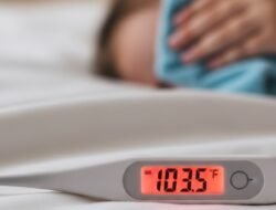 3 Cara Menurunkan Demam pada Anak yang Efektif, Hindari Kompres Dingin