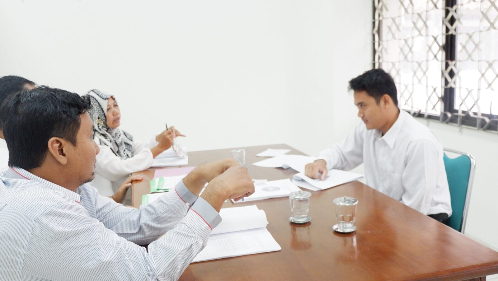 "Akhirnya lega! Jangan buru-buru memikirkan revisi. Simak 4 ide self-reward sederhana namun bermakna untuk merayakan keberhasilanmu melewati sidang skripsi."