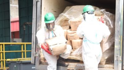 "KLH pastikan proses pemusnahan 5 ton udang Cesium-137 di PPLI Bogor aman. Sisa abu pembakaran akan disolidifikasi dengan beton sebelum ditimbun."