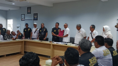 Daud Yordan menyerahkan berkas pendaftaran bakal calon Ketua Umum KONI Kalimantan Barat kepada Ketua TPP Andi Musa di ruang rapat KONI. (Dok. HO/Faktakalbar.id)