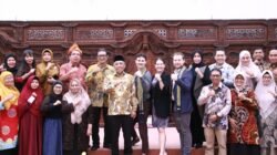 "Sekretaris Daerah Kota Pontianak Amirullah menyerahkan cenderamata Tugu Khatulistiwa kepada Deputy Head International Department ACQUIN, Robert Raback."