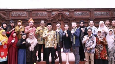 "Sekretaris Daerah Kota Pontianak Amirullah menyerahkan cenderamata Tugu Khatulistiwa kepada Deputy Head International Department ACQUIN, Robert Raback."
