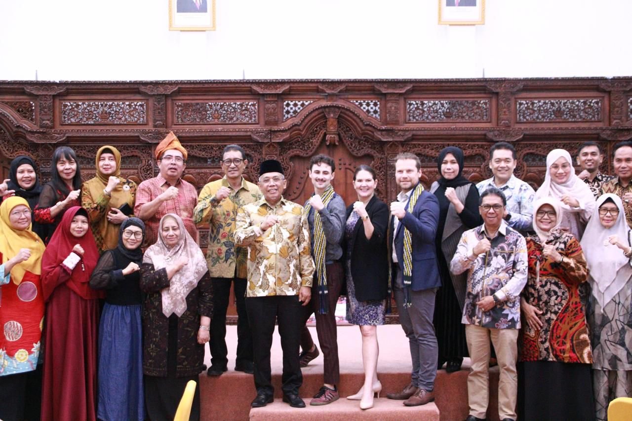 "Sekretaris Daerah Kota Pontianak Amirullah menyerahkan cenderamata Tugu Khatulistiwa kepada Deputy Head International Department ACQUIN, Robert Raback."