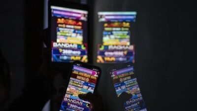 "Dinsos DIY menghentikan sementara bansos PKH untuk 7.001 penerima di Yogyakarta yang terindikasi main judol, berdasarkan data PPATK. Gunungkidul tertinggi."