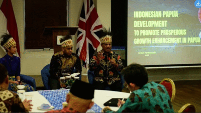 Tokoh masyarakat Papua mengenakan atribut adat memaparkan kemajuan pembangunan daerah dalam forum Diplomasi Pertahanan di KBRI London. (Dok. Kemhan RI)