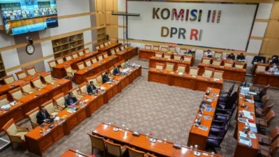 "DPR resmi mengesahkan RUU KUHAP menjadi Undang-Undang di tengah protes keras aktivis. Aturan baru dinilai memperluas wewenang aparat dan mengancam kebebasan sipil."