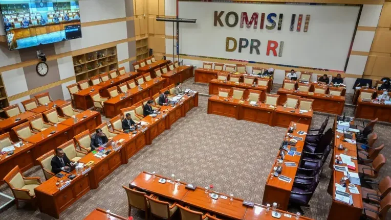 "DPR resmi mengesahkan RUU KUHAP menjadi Undang-Undang di tengah protes keras aktivis. Aturan baru dinilai memperluas wewenang aparat dan mengancam kebebasan sipil."