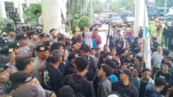 "Situasi DPRD Kalbar memanas saat demo mahasiswa di tengah hujan deras. Diwarnai aksi bakar ban hingga saling dorong mendesak masuk ruang paripurna."