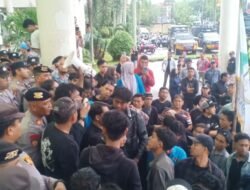 DPRD Kalbar Memanas: Hujan Deras, Bakar Ban, hingga Aksi Dorong-dorongan