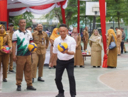 Lepas Protokoler, Duet Edi-Bahasan ‘Turun Gunung’ Jajal Smash di Voli KORPRI