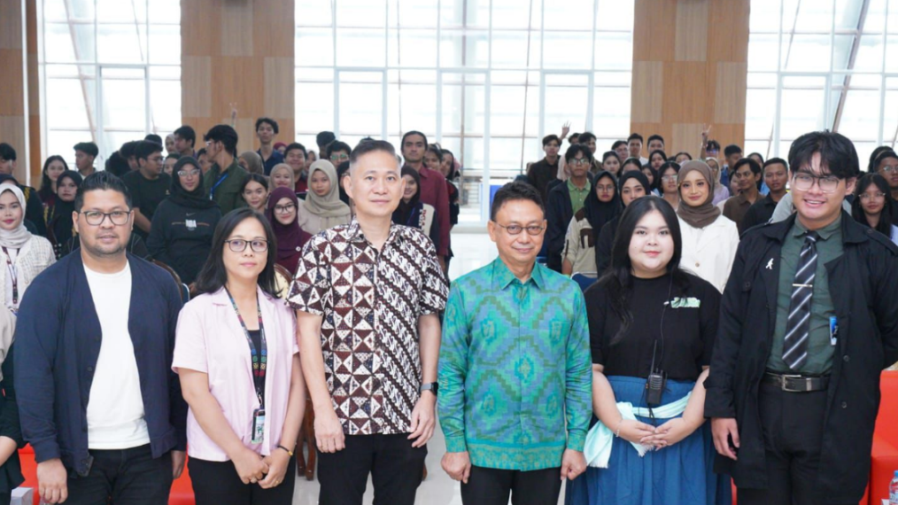 Wali Kota Pontianak Edi Rusdi Kamtono berfoto bersama peserta dan panitia Borneo Lead Fest 2025 di Gedung Konferensi Untan. (Dok. HO/Faktakalbar.id)