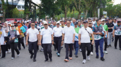 Wali Kota Pontianak Edi Rusdi Kamtono mengenakan kacamata hitam memimpin ribuan ASN dalam kegiatan Fun Walk HUT Korpri ke-54. (Dok. HO/Faktakalbar.id)