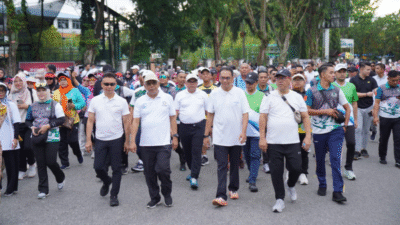Wali Kota Pontianak Edi Rusdi Kamtono mengenakan kacamata hitam memimpin ribuan ASN dalam kegiatan Fun Walk HUT Korpri ke-54. (Dok. HO/Faktakalbar.id)