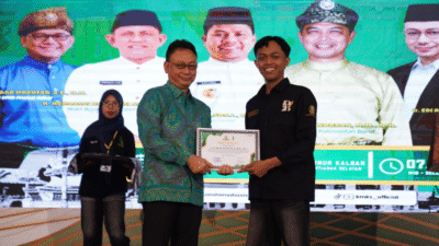 Wali Kota Pontianak Edi Rusdi Kamtono menyerahkan sertifikat kepada Ketua KMKS Azwar Abu Bakar dalam acara Bubor Paddas 2025 di Pendopo Gubernur Kalbar. (Dok. HO/Faktakalbar.id)