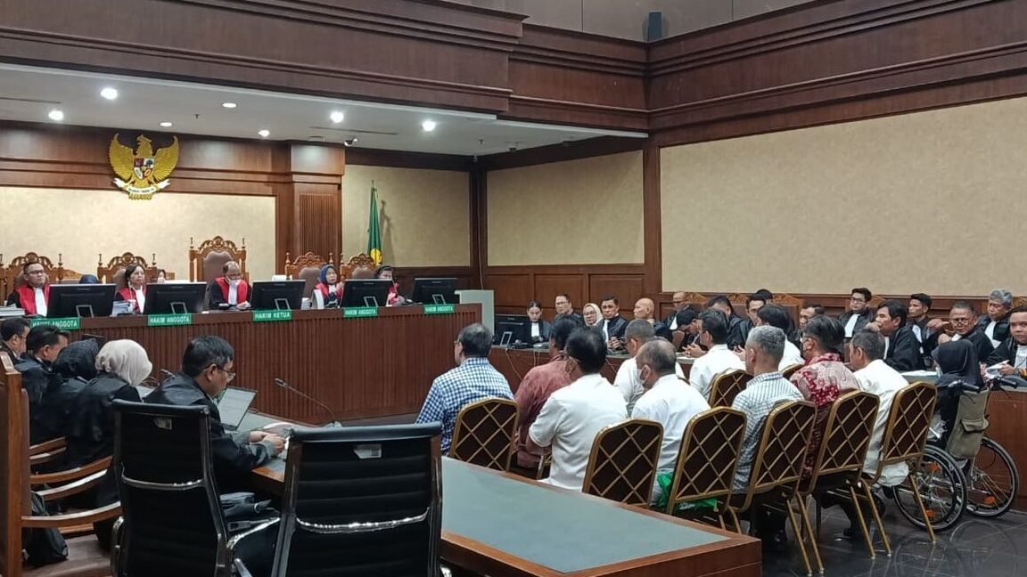 "Skandal korupsi PT Telkom terungkap di persidangan. Tiga eks petinggi didakwa permainkan proyek fiktif dan kantongi Rp 55,8 miliar lewat perusahaan pribadi."