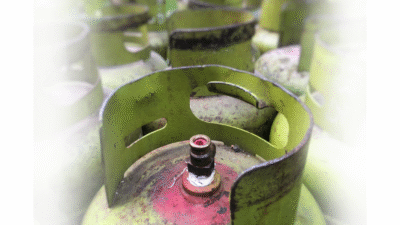 Ilustrasi penggerebekan gudang pengoplosan gas elpiji bersubsidi oleh Bareskrim Polri di Sukoharjo, dengan tumpukan barang bukti tabung gas. (Dok. Ilustrasi/Faktakalbar.id)