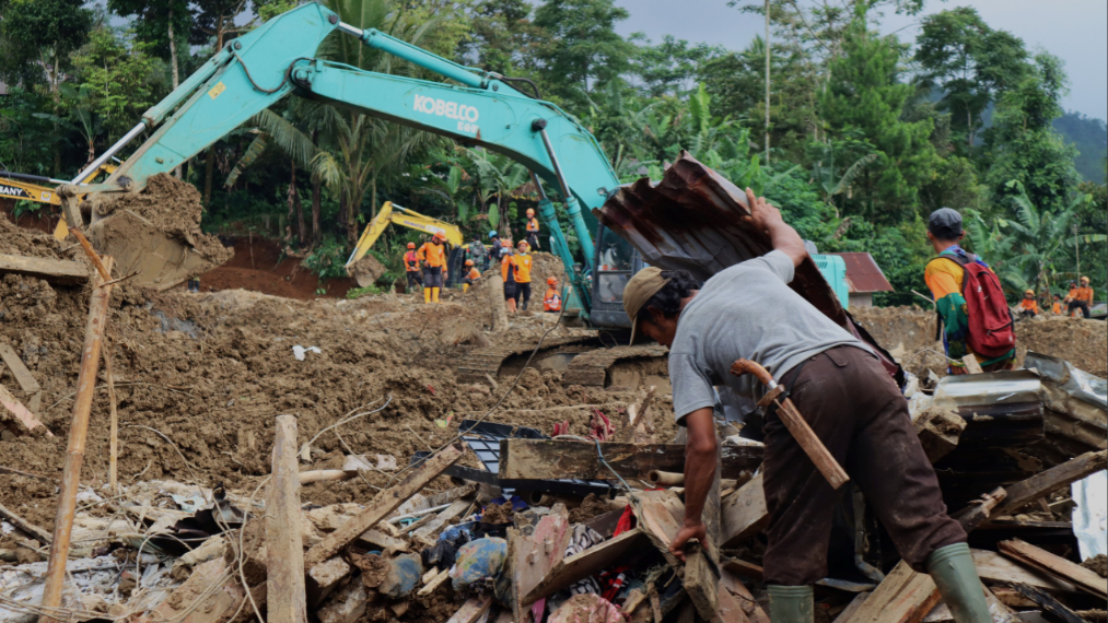 Alat berat ekskavator dan tim SAR gabungan melakukan pencarian korban longsor di antara reruntuhan rumah dan lumpur di Banjarnegara. (Dok. HO/Faktakalbar.id)