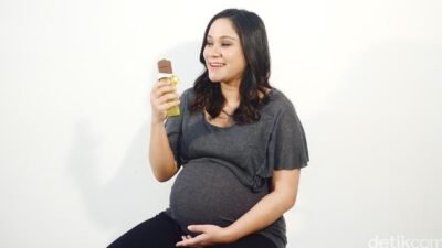 "Benarkah ngidam itu keinginan bayi? Simak penjelasan medis soal fenomena ngidam: fakta atau mitos, serta benarkah jika tak dituruti bayi akan ileran?"