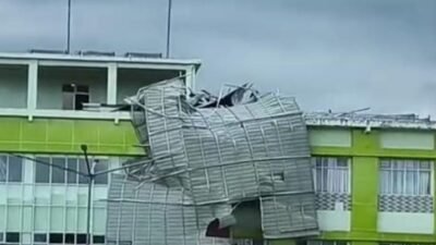 "Angin kencang melanda RS Rujukan Sintang pada Kamis (20/11/2025). Video kerusakan fasilitas viral, warganet soroti kualitas bangunan hingga sebut proyek abal-abal."