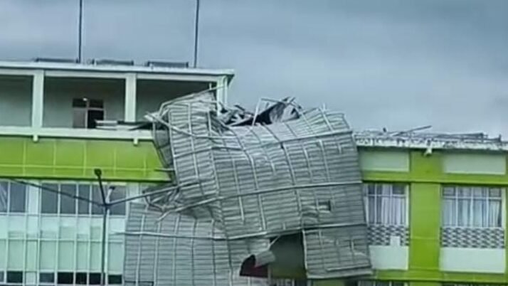 "Angin kencang melanda RS Rujukan Sintang pada Kamis (20/11/2025). Video kerusakan fasilitas viral, warganet soroti kualitas bangunan hingga sebut proyek abal-abal."
