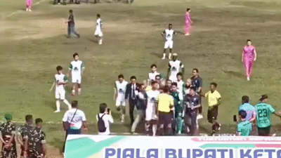 Kericuhan antar pemain dan wasit mewarnai laga final Bupati Ketapang Cup 2025 di Stadion Tentemak yang baru berjalan satu menit. (Dok. Ist)