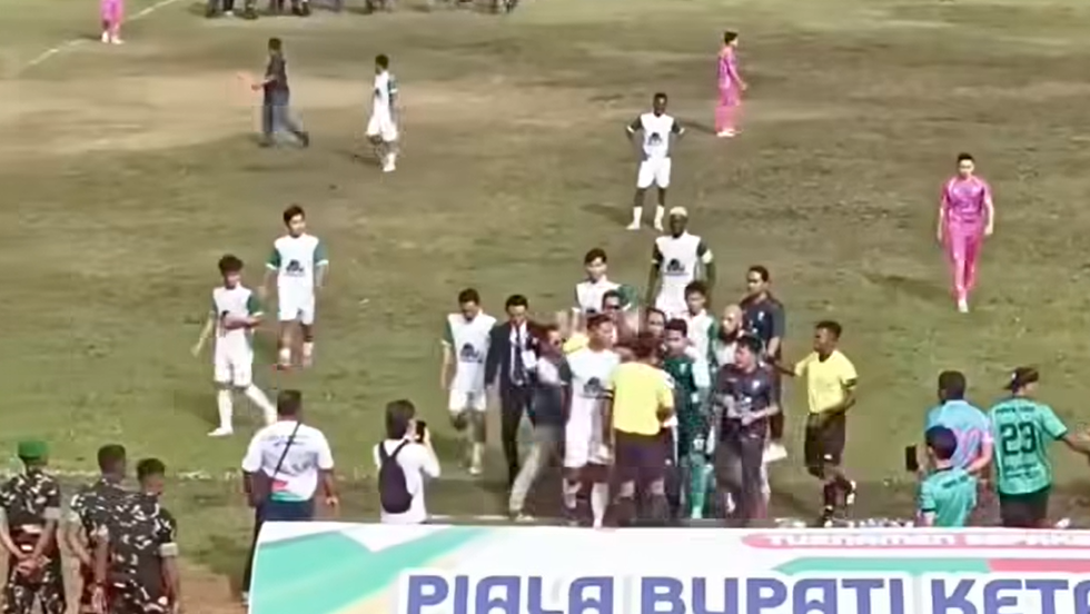 Kericuhan antar pemain dan wasit mewarnai laga final Bupati Ketapang Cup 2025 di Stadion Tentemak yang baru berjalan satu menit. (Dok. Ist)