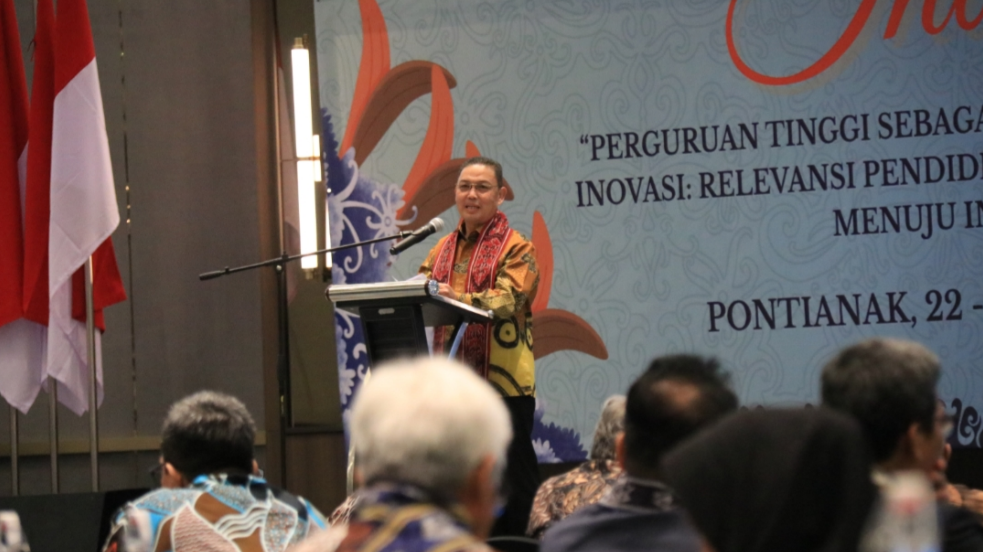 Gubernur Ria Norsan memberikan sambutan pada pembukaan Konvensi Kampus dan Temu Tahunan Forum Rektor Indonesia 2025 di Novotel Pontianak. (Dok. HO/Faktakalbar.id)