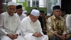 Gubernur Kalimantan Barat Ria Norsan (tengah, berbaju putih) sedang khusyuk berdoa bersama jemaah usai sholat subuh di Masjid Mambaul Khairat, Ketapang. (Dok. HO/Faktakalbar.id)