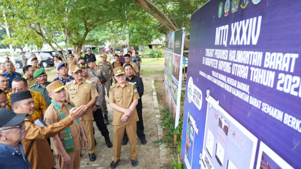 Gubernur Kalbar Ria Norsan (kiri) didampingi pejabat setempat sedang menunjuk papan layout rencana pembangunan lokasi utama MTQ ke-34 di Pantai Pulau Datok. (Dok. HO/Faktakalbar.id)
