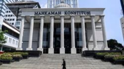 "Pengamat kebijakan publik menggugat UU Pemilu ke MK karena verifikasi ijazah Capres dan Caleg hanya memakai fotokopi, dinilai diskriminatif dibanding pelamar kerja biasa."