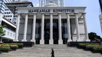 "Pengamat kebijakan publik menggugat UU Pemilu ke MK karena verifikasi ijazah Capres dan Caleg hanya memakai fotokopi, dinilai diskriminatif dibanding pelamar kerja biasa."