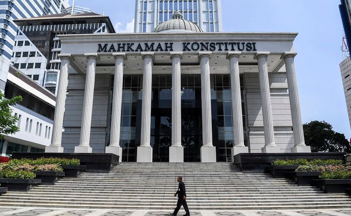 "Pengamat kebijakan publik menggugat UU Pemilu ke MK karena verifikasi ijazah Capres dan Caleg hanya memakai fotokopi, dinilai diskriminatif dibanding pelamar kerja biasa."