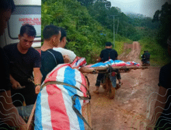 Ironi Perbatasan: Jalan Rusak Parah, Jenazah di Entikong Terpaksa Diangkut Ojek