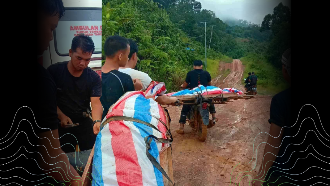 Kolase foto pilu warga Dusun Badat Lama, Entikong, yang terpaksa mengangkut jenazah menggunakan ojek motor karena ambulans tak bisa melewati jalan rusak berlumpur. (Dok. Kolase Foto/Faktakalbar.id)