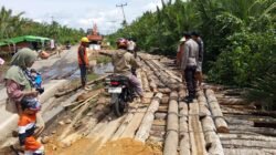 "Pengendara di Kayong Utara diminta waspada saat melintasi Desa Sungai Nipah. Ada perbaikan jembatan yang menyebabkan penyempitan jalan. Petugas pasang rambu peringatan. "