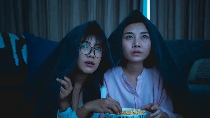 "Hobi nonton film horor bisa memicu adrenalin dan reaksi fisik nyata. Simak tips menikmati film seram agar tetap seru tanpa mengganggu kesehatan mental dan kualitas tidur."