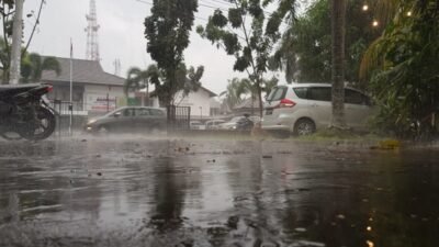 "BPBD Kalbar laporkan hujan ringan hingga sedang guyur sebagian besar wilayah Kalbar pada Jumat, (28/11/2025) - Sabtu (29/11/2025). Simak data sebaran wilayah dan prakiraan cuaca sepekan ke depan. "