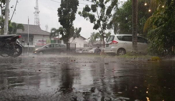 "BPBD Kalbar laporkan hujan ringan hingga sedang guyur sebagian besar wilayah Kalbar pada Jumat, (28/11/2025) - Sabtu (29/11/2025). Simak data sebaran wilayah dan prakiraan cuaca sepekan ke depan. "