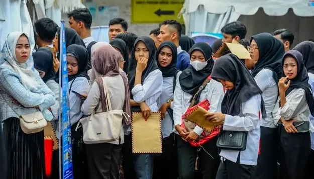 "Waspada, Indonesia menyumbang 62% kasus penipuan lowongan kerja di Asia. Pelaku kini gunakan AI dan menyasar sektor administrasi hingga logistik. Simak modus lengkapnya. "
