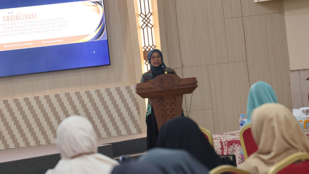 Inspektur Kota Pontianak Trisnawati memberikan arahan di atas podium saat membuka sosialisasi pengelolaan dana hibah dan bansos di Aula SSA. (Dok. HO/Faktakalbar.id)
