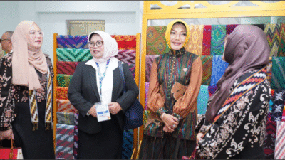 Ketua Dekranasda Pontianak Yanieta Arbiastutie menjelaskan motif kain tenun kepada rombongan istri Rektor se-Indonesia di UMKM Center. (D