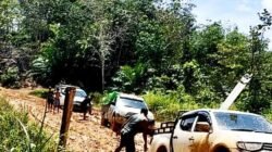 "Dua dekade tanpa perbaikan permanen, ruas jalan Begandong-Mansik di Sintang rusak parah. Jarak 5 Km harus ditempuh seharian, warga terpaksa memutar 40 Km."