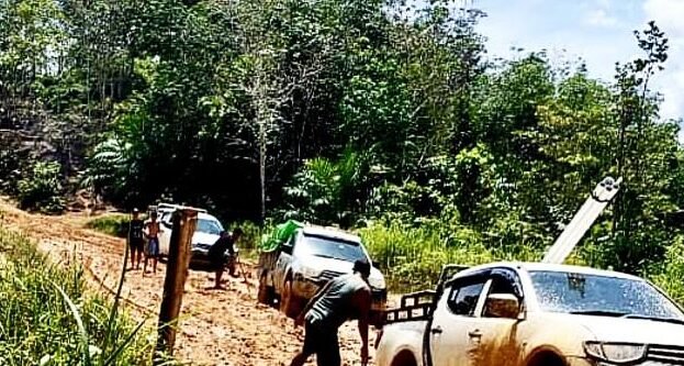 "Dua dekade tanpa perbaikan permanen, ruas jalan Begandong-Mansik di Sintang rusak parah. Jarak 5 Km harus ditempuh seharian, warga terpaksa memutar 40 Km."