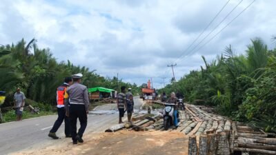 "Infrastruktur buruk di Kayong Utara kembali telan kerugian. Sebuah kendaraan patah as roda akibat jalan poros Melano-Sukadana yang hancur lebur. Polisi turun tangan urai macet."