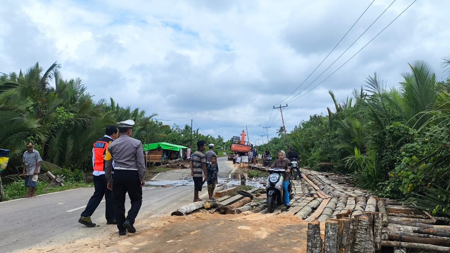 "Infrastruktur buruk di Kayong Utara kembali telan kerugian. Sebuah kendaraan patah as roda akibat jalan poros Melano-Sukadana yang hancur lebur. Polisi turun tangan urai macet."