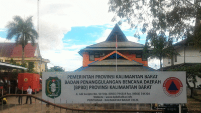 "Merespons peringatan hujan lebat dari BMKG, BPBD Kalbar resmi aktifkan posko siaga banjir dan siapkan peralatan evakuasi. Simak 5 langkah antisipasi wajib bagi warga."