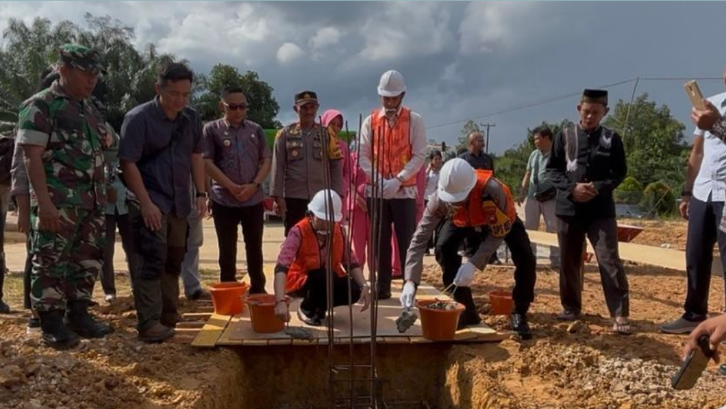 Bupati Landak Karolin Margret Natasa mengenakan rompi keselamatan melakukan peletakan batu pertama pembangunan Dapur Gizi Polres Landak di Desa Serimbu. (Dok. ist)