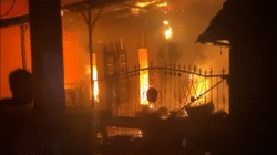 Petugas pemadam kebakaran sedang berupaya memadamkan api di kawasan pemukiman padat penduduk Gang Kuini Satu, Pontianak Barat. (Dok. Ist)