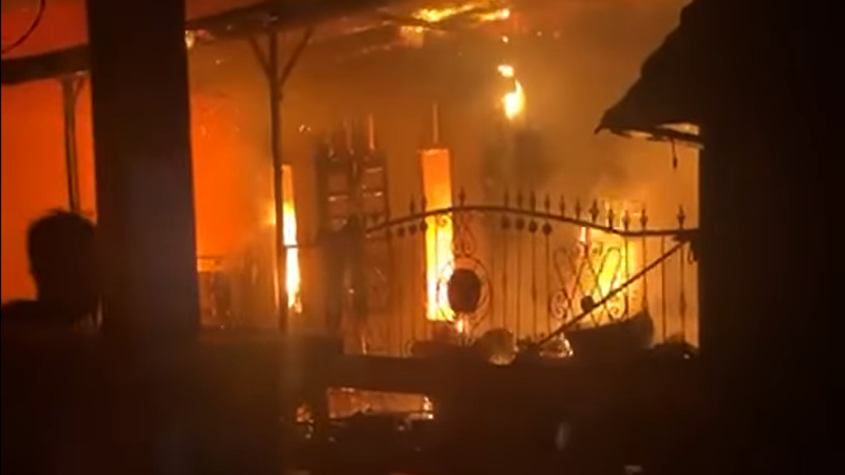 Petugas pemadam kebakaran sedang berupaya memadamkan api di kawasan pemukiman padat penduduk Gang Kuini Satu, Pontianak Barat. (Dok. Ist)